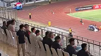 Shin Tae-yong dam Frank Wormuth berada di tribune VVIP Stadion Patriot bersama arsitek timnas U-20 sekaligus Direktur Teknik PSSI, Indra Sjafri, Rabu (30/8/2023). (Bola.com/Muhammad Adi Yaksa)