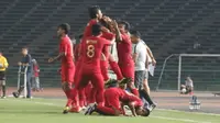 Ekspresi kegembiraan pemain Timnas Indonesia U-22 setelah memastikan lolos ke semifinal usai mengahlakan Kamboja 2-0, di Olympic Stadium, Phnom Penh, Jumat (22/2/2019). (Bola.com/Zulfirdaus Harahap)