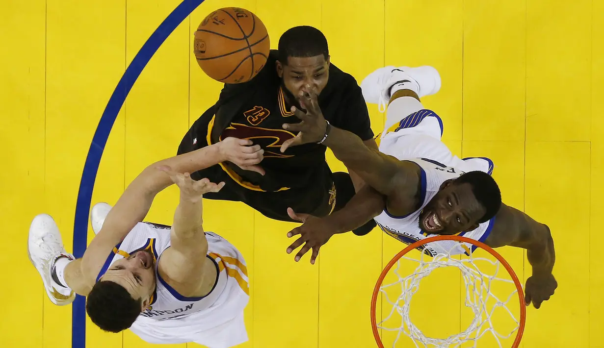 Pemain depan Cleveland Cavaliers, Tristan Thompson, berusaha memasukan bola saat pertandingan melawan Golden State Warriors dalam  Final NBA gim kedua di Oracle Arena, Oakland, California, AS, (04/06/2017). (AP/Marcio Jose Sanchez)