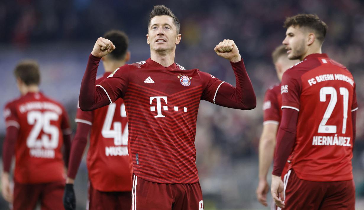 Selebrasi striker Bayern Munchen, Robert Lewandowski setelah mencetak gol ke gawang Union Berlin pada laga Liga Jerman 2021/2022 di Munich (19/3/2022). Robert Lewandowski (Polandia) yang kini menjalani musim kedua bersama Barcelona tercatat pernah menjadi top skor Liga Jerman sebanyak 7 kali saat membela Borussia Dortmund dan Bayern Munchen. Bersama Dortmund ia meraihnya pada musim 2013/2014, sementara Bersama Munchen pada 2015/2016 dan 2017-2018 hingga 2021/2022. (AFP/Michaela Rehle)