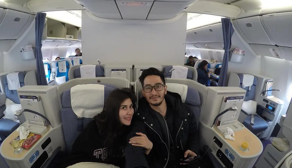 "Selesai sudah ngasuh pengantin ❤," tulis ibunda Raffi Ahmad tersebut dalam keteranga foto Syahnaz dan Jeje saat di pesawat pada 2 Mei silam. (Instagram/amy_r_qanita)