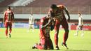 kapten Bali United Ricky Fajrin (kanan) mencium kepala Privat Mbarga setelah mencetak gol ke gawang Persib Bandung dalam pertandingan pekan ke-23 BRI Liga 1 2022/2023 di Stadion Maguwoharjo Sleman, Jumat (10/02/2023) WIB. (Bola.com/Maheswara Putra)