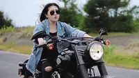 Dengan outfit hitam dibalut outer denim, gaya Via Vallen saat naik motor gede atau mode sukses bikin penggemar terpesona. (Liputan6.com/YouTube/Via Vallen)