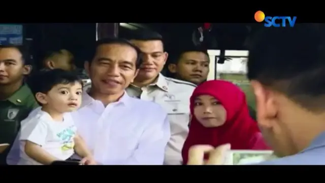 Selain wisata kuliner, di lbur panjang Paskah dan akhir pekan ini, Jokowi juga mengajak Jan Ethes berkeliling naik kereta-keretaan di salah satu pusat perbelanjaan di Solo.