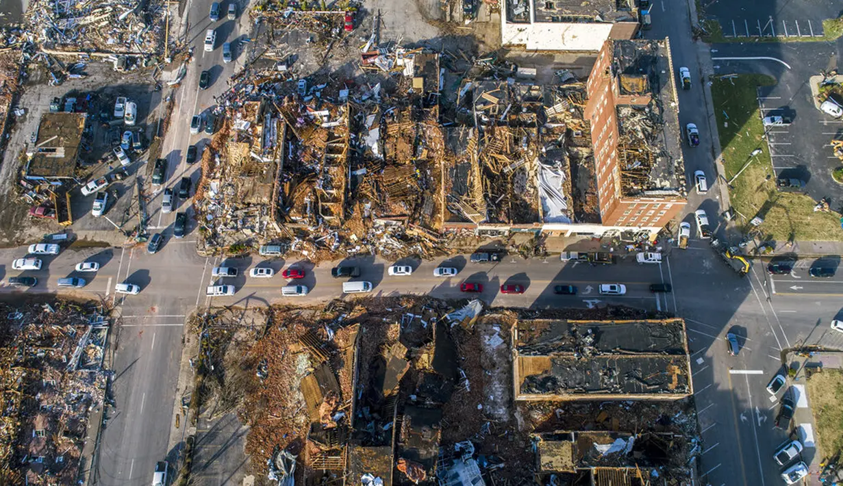 Sejumlah bangunan hancur setelah diterjang tornado di Mayfield, Kentucky, Amerika Serikat, 11 Desember 2021. Sebanyak 78 orang tewas, dengan lebih dari 70 di antaranya di Kentucky saja, setelah serangkaian tornado mengamuk di lima negara bagian. (Ryan C. Hermens/Lexington Herald-Leader via AP)