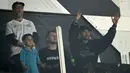 Pertandingan tersebut berakhir dengan skor 2-2. Hasil tersebut membuat Neymar Jr dkk harus menghuni peringkat dasar klasemen Grup D dengan raihan empat poin. (AFP/Nelson Almeida)
