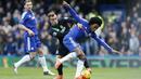 Gelandang Chelsea, Willian, berusaha melewati gelandang Stoke Xherdan Shaqiri. Meski berstatus sebagai tamu namun Stoke lebih menguasai penguasaan bola dengan 51 persen. (Reuters/Stefan Wermuth)