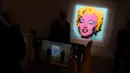 Lukisan "Shot Sage Blue Marilyn" karya Andy Warhol ditampilkan selama pratinjau pers di New York, Senin (21/3/2022). Rumah lelang Christie akan melelang lukisan potret Marilyn Monroe tersebut yang diperkirakan akan laku dengan harga US$200 juta atau sekitar Rp2,8 triliun. (TIMOTHY A. CLARY/AFP)
