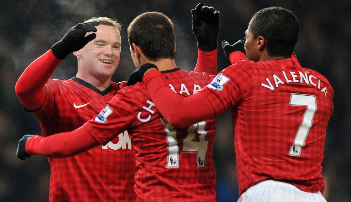 Gelandang Manchester United, Antonio Valencia (kanan) dan Javier Hernandez merayakan gol yang dicetak Wayne Rooney ke gawang West Ham pada laga ulangan putaran ketiga Piala FA 2012/2013 di Old Trafford Stadium, Manchester (16/1/2013). Sejak didatangkan MU dari Wigan pada 2009/2010 hingga 2011/2012, Antonio Valencia memakai nomor punggung 25. Pada 2012/2013 ia diserahi nomor punggung 7 yang ditinggalkan Michael Owen. Pada musim 2013/2014 nomor 7 menjadi tak bertuan setelah ia kembali memakai nomor lamanya, 25. (AFP/Paul Ellis)