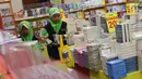 Dua orang pelajar melihat-lihat buku pada Indonesia International Book Fair 2019 di Jakarta Convention Center, Kamis (5/9/2019). Indonesia International Book Fair 2019 menghadirkan ratusan ribu buku dari berbagai penerbit dan berlangsung hingga 8 September 2019. (Liputan6.com/Helmi Fithriansyah)
