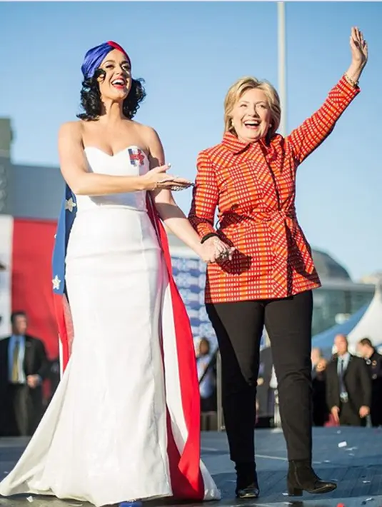 Dukungan untuk calon Presiden Amerika Serikat, Hilary terus ditunjukkan oleh penyanyi 31 tahun itu. Itu tergambar dari beberapa foto bersama calon presiden tersebut. (Instagram/katyperry)