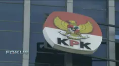 Sekelompok pemuda datang ke KPK membagikan bunga mawar sebagai bentuk dukungan kepada lembaga anti rusuh tersebut.