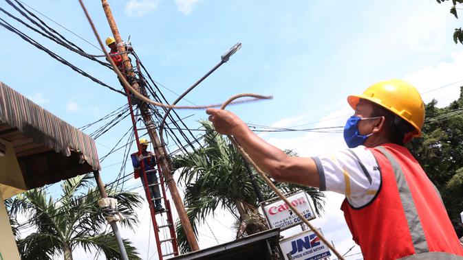 Aktivitas perawatan dan perbaikan kabel listrik di Jakarta, Sabtu (26/12/2020). PT PLN (Persero) menjamin ketersediaan pasokan listrik sepanjang Natal dan Tahun Baru 2020-2021. (Liputan6.com/Angga Yuniar)