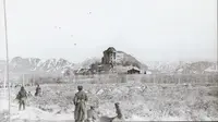Pasukan Uni Soviet usai menyebru Istana Tajberg, Afghanistan (Wikimedia Commons)