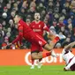 Pemain Liverpool Thiago (kiri) ditekel oleh pemain Aston Villa Tyrone Mings (bawah) pada pertandingan sepak bola Liga Inggris di Anfield, Liverpool, Inggris, 11 Desember 2021. Liverpool menang 1-0. (AP Photo/Jon Super)