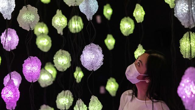 Melihat Instalasi Seni dari 3000 Lampu LED di Hong Kong