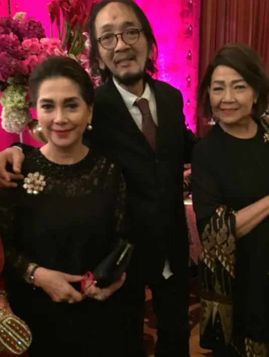 Musikus Yockie Suryo Prayogo (tengah) berfoto bersama Widyawati (kiri) dan Rima Melati (kanan). Rencananya jenazah Yockie akan dimakamkan Senin siang di TPU Karet Bivak, Jakarta Pusat. (Instagram/yockie_suryo_prayogo)