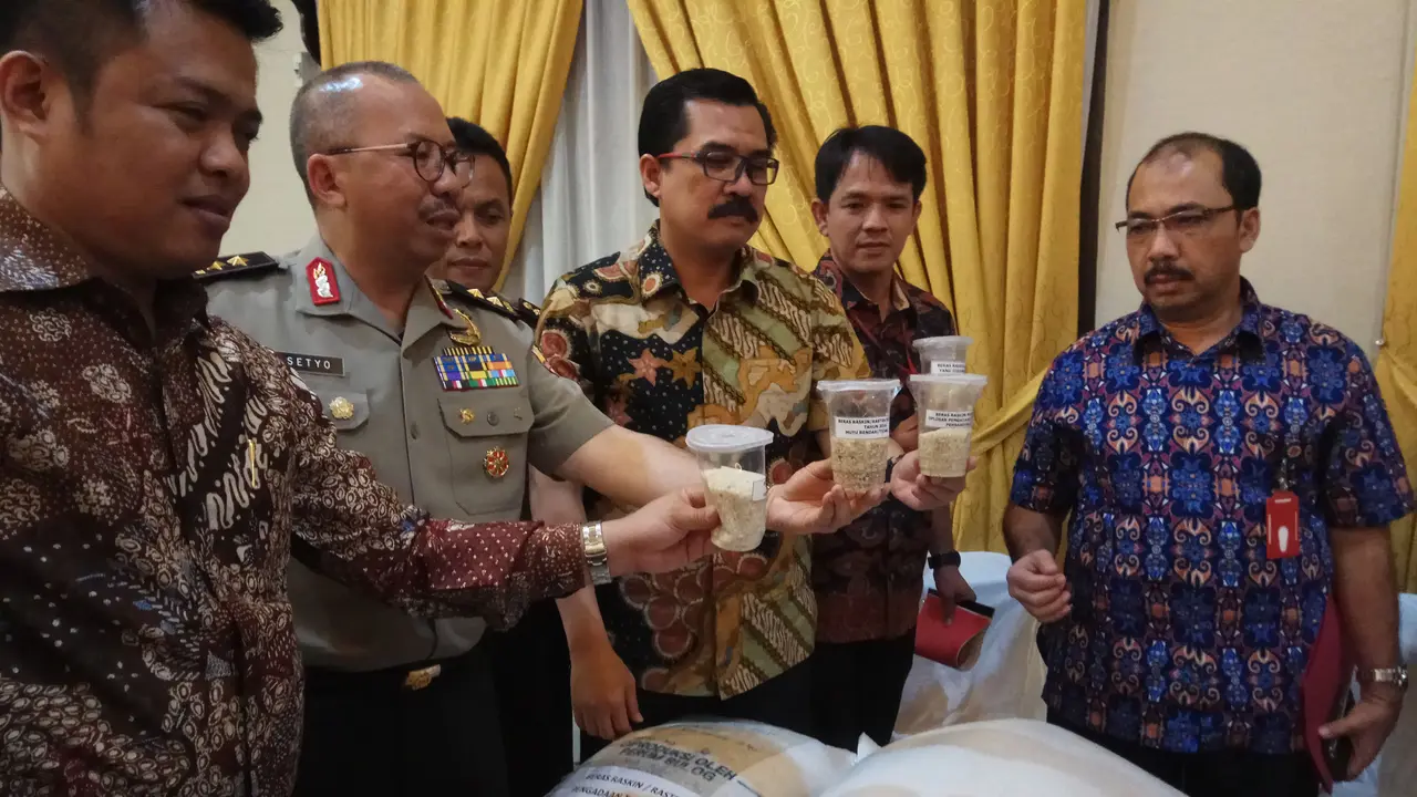 Kepala Satgas Pangan Polri, Irjen Pol Setya Wasisto menunjukkan bukti beras yang disita dari gudang Bulog Lahat (Liputan6.com / Nefri Inge)