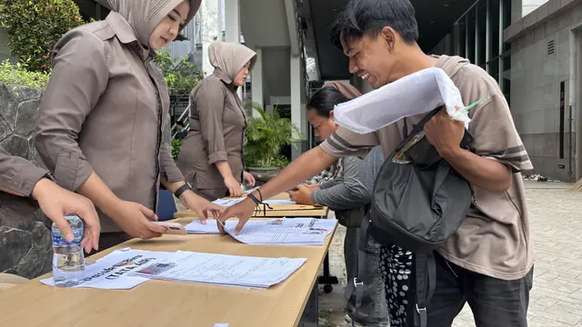 Pelamar kerja yang mengincar posisi sebagai pegawai kontrak di lingkungan Pemerintah Provinsi DKI Jakarta mulai dari Pasukan Oranye (PPSU), Pasukan Biru (Tata Air), Pasukan Hijau (Pertamanan) hingga Pasukan Putih (Kelistrikan) (Liputan6.com/Ady Anugrahad