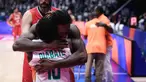 Lewat laga dramatis, Timnas basket Pantai Gading meraih kemenangan perdana pada laga kedua Grup G Piala Dunia FIBA 2023 usai menekuk Iran dengan skor 71-69 di Indonesia Arena, Senayan, Jakarta, Senin (28/8/2023). Pantai Gading yang terus memimpin dalam perolehan angka hingga akhir kuarter ketiga, sempat tertinggal sejak kuarter keempat dimulai. Bahkan hingga 13 detik akhir kuarter keempat, Pantai Gading masih tertinggal 68-69. Kemenangan akhirnya berpihak kepada Pantai Gading setelah mencetak tiga poin terakhir lewat lemparan bebas Solo Diabate saat laga menyisakan 6 detik saja. (Bola.com/Bagaskara Lazuardi)