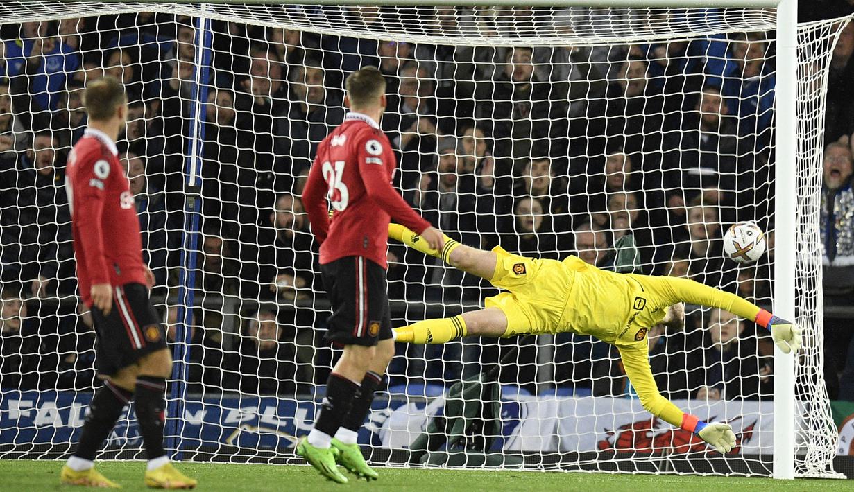 <p>Kiper MU, David de Gea (kanan), berhasil menghalau bola yang berasal dari tendangan pemain Everton dalam pertandingan lanjutan Liga Inggris 2022/2023 yang berlangsung di Goodison Park , Sabtu (9/10/2022). (AFP/Oli Scarff)</p>