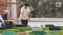 Prabowo Subianto juga menaburkan bunga di atas makam ayahnya. (Liputan6.com/Angga Yuniar)