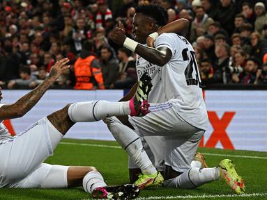 Hingga babak 16 besar Liga Champions 2022/2023 tercatat beberapa laga seru yang menghasilkan banyak gol di akhir laga. Hebatnya ada beberapa tim yang mampu menangguk kemenangan besar setelah sempat tertinggal lebih dahulu dan akhirnya melakukan comeback gemilang. Tim mana saja ya? Berikut enam tim di antaranya. (AFP/Paul Ellis)