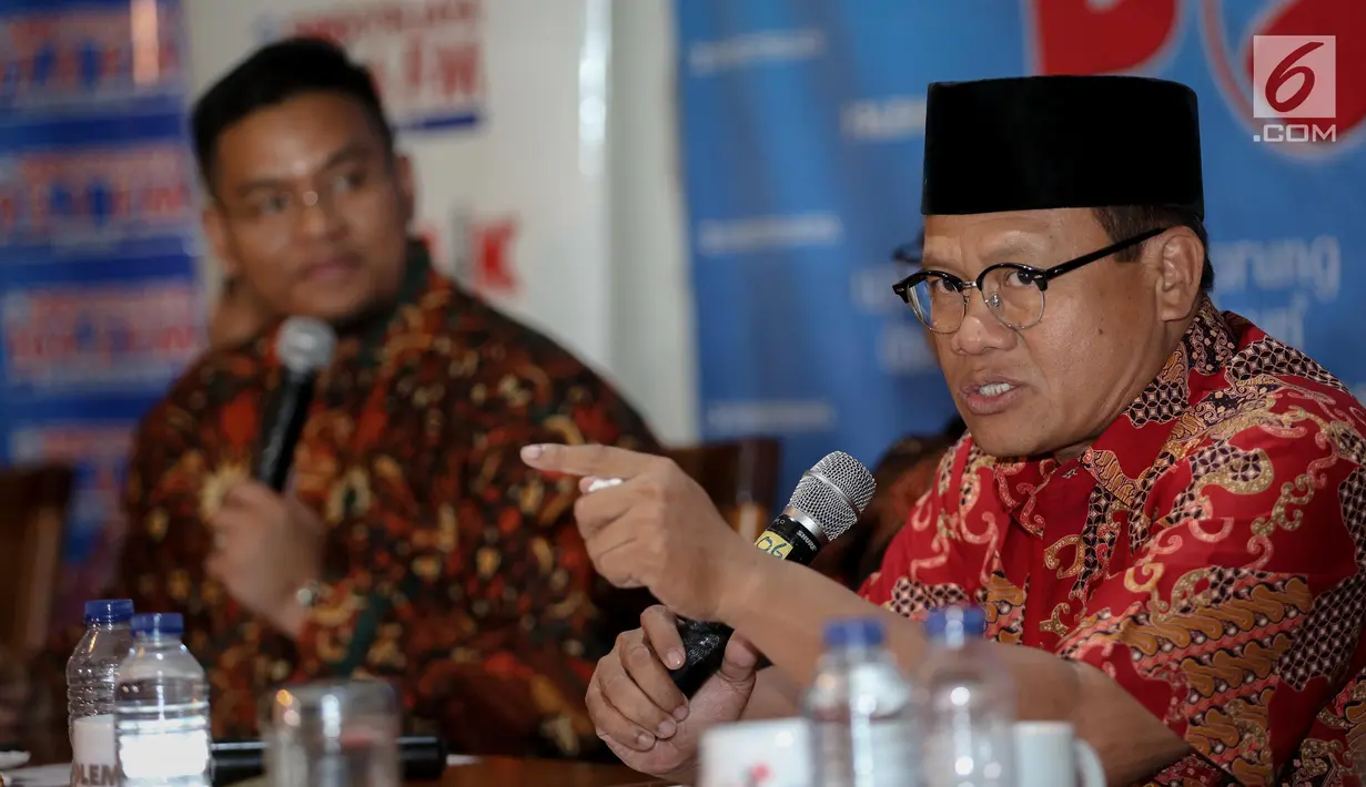 Sekjen Peradi, Sugeng Teguh Santoso memberikan paparan dalam diskusi polemik di Jakarta, Sabtu (15/7). Dalam kesempatan itu, Sugeng menilai bahwa pemerintah perlu bertindak tegas pasca-penerbitan Perppu No. 2 Tahun 2017. (Liputan6.com/Faizal Fanani)