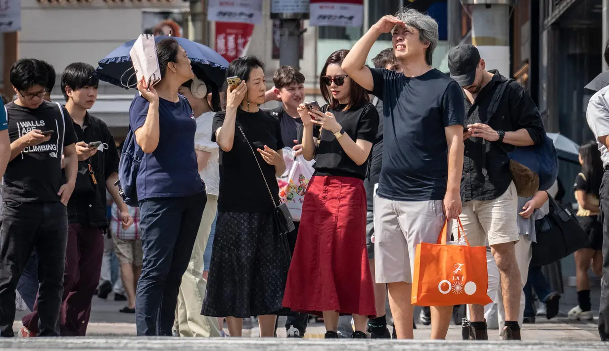 Sementara itu, panas terik melanda kota Tokyo dengan suhu tertinggi tercatat 34,5 derajat Celsius di Chiyoda. (Yuichi YAMAZAKI/AFP)