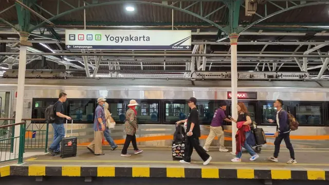 Situasi arus balik lebaran 2025 di Stasiun Yogyakarta.
