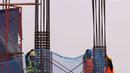 Pekerja tengah membangun gedung bertingkat di kawasan Jakarta, Rabu (5/1/2022). Gubernur DKI Jakarta Anies Baswedan membeberkan beberapa alasan merevisi  kenaikan upah minimum provinsi (UMP) 2022 pada pertengahan Desember 2021. (Liputan6.com/Angga Yuniar)