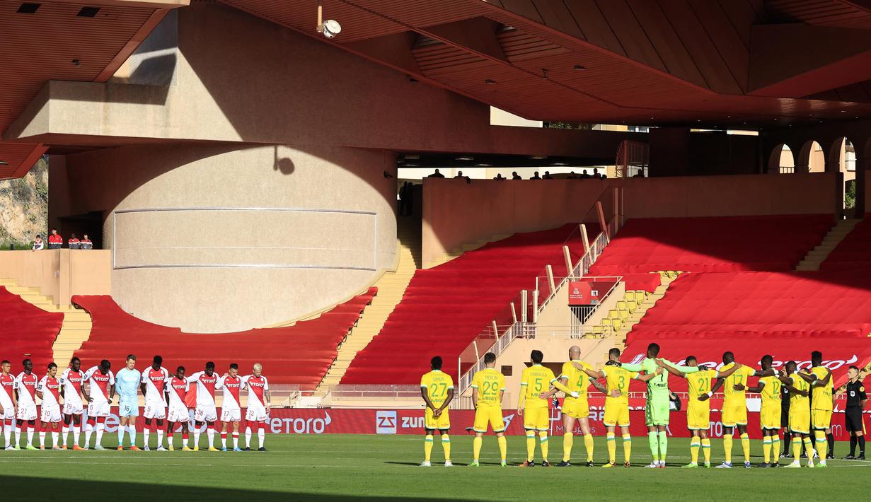 Liga Prancis juga menyelenggarakan minute of silence saat pertandingan antara AS Monaco melawan Nantes. (AFP/Valery Hache)