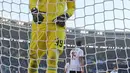Kiper AC Milan, Gianluigi Donnarumma memungut bola dari gawangnya saat melawan Hellas Verona pada lanjutan Serie A Italia di Bentegodi stadium, Verona, (17/12/2017). MIlan kalah 0-3.  (Simone Venezia/ANSA via AP)