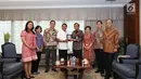 Direktur Utama Indosiar, Imam Sudjarwo (keempat kanan) memberikan cendera mata kepada Kepala Staf Kepresidenan Jenderal (Purn) Moeldoko (keempat kiri) saat melakukan audensi di komplek Istana, Jakarta, Kamis (22/3). (Liputan6.com/Angga Yuniar)
