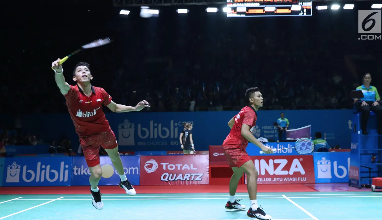 Ganda putra Indonesia, Fajar Alfian/M Rian Ardianto mengembalikan kok ke Takeshi Kamura/Keigo Sonoda (Jepang) pada 32 besar Indonesia Open 2018, Istora GBK, Jakarta, Rabu (4/7). Fajar/Rian unggul 21-18, 14-21, 21-18. (Liputan6.com/Helmi Fithriansyah)