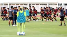 Pemain Timnas Indonesia U-23 saat mengikuti sesi latihan bersama di Stadion Madya, Kompleks Gelora Bung Karno, Senayan, Jakarta, Kamis (9/10/2025). (Liputan6.com/Helmi Fithriansyah)