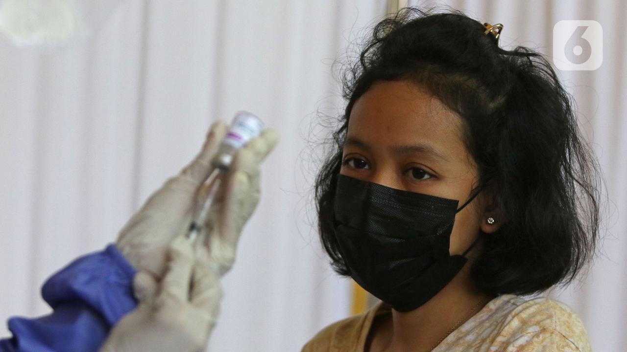 Vaksinasi Massal di Klaster Covid-19 Cilangkap