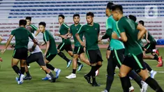Para pemain Timnas Indonesia U-22 berlari saat mengikuti latihan di Stadion Rizal Memorial, Manila, Jumat (22/11). Latihan ini persiapan jelang laga SEA Games 2019. (Bola.com/M Iqbal Ichsan)