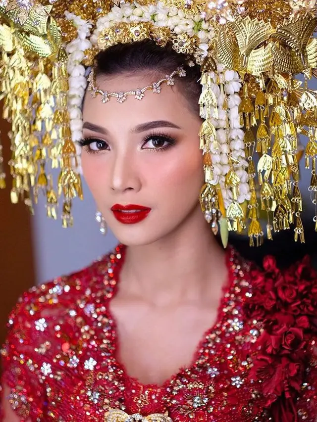 6 Potret Resepsi Vidi Aldiano dan Sheila Dara Pakai Adat Minang, Serba Merah