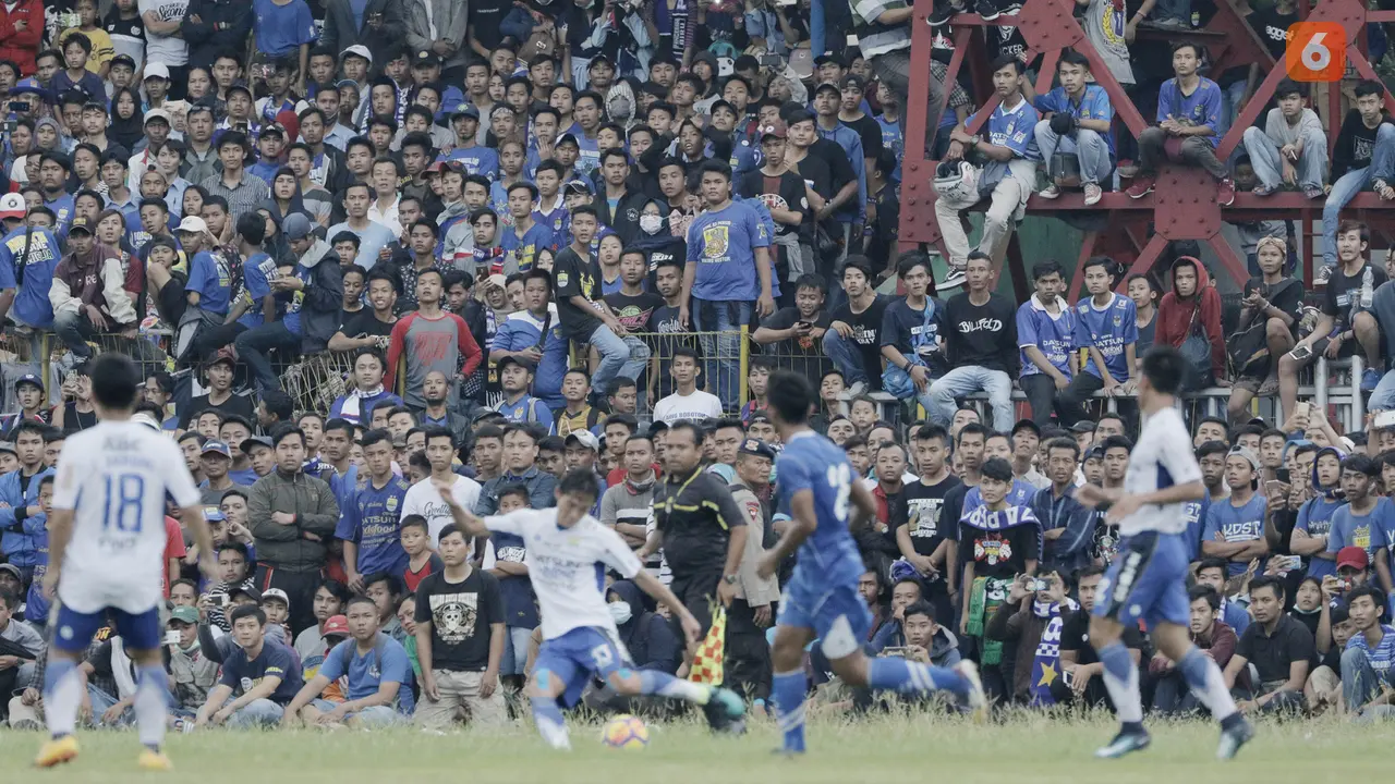 Suporter Persib Bandung dan Perserang Serang