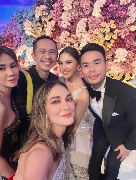 Artis cantik Luna Maya terlihat hadir memberikan ucapan secara selamat langsung. Aktor Aming membagikan beberapa potretnya bersama Luna saat menghadiri resepsi pernikahan Jessica dan Yakup. Artis asal Bali itu tampil cantik saat hadir. [Instagram/amingisback]