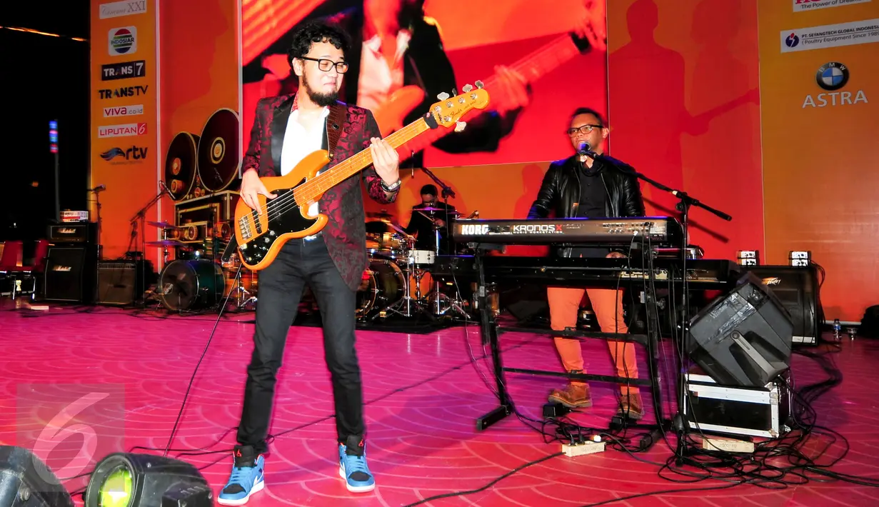Personel Kerispatih, Badai dan Andika saat ikut mengisi acara malam penganugerahan Police Movie Festival 2015 di Central Park, Jakarta, Sabtu (13/6). (Liputan6.com/Yoppy Renato)
