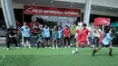 Pemain Timnas Indonesia U-17, Muhammad Mierza (kedua kanan) menggiring bola dalam acara coaching clinic bersama Nagoya Grampus di Garuda Store, GBK, Senayan Jakarta, Jumat (26/06/2025) pagi WIB. (Bola.com/Bagaskara Lazuardi)