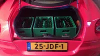 Mobil berkelir merah dengan plat nomor Belanda itu mengangku 36 botol bir dengan kadar alkohol 15%.