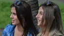 Kembar transgender Brasil, Mayla (kiri) dan Sofia selama wawancara dengan AFP di sebuah taman di Campinas, sekitar 100 km dari Sao Paulo, pada 27 Februari 2021. Mayla dan Sofia menjadi perempuan transgender kembar pertama di dunia. (Nelson ALMEIDA / AFP)