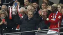Pelatih Manchester United, Jose Mourinho mengangkat trofi Carabao Cup 2016/2017 setelah mengalahkan Southampton pada laga final yang berlangsung di Wembley Stadium, London, 27 February 2017. MU menang dengan skor 3-2. (AFP/Ian Kington)