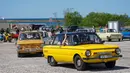 Parade mobil-mobil antik digelar dalam sebuah festival yang diadakan di Karosta di Kota Liepaja, Latvia, pada 14 Juni 2020. (Xinhua/Janis Laizans)