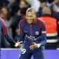 Pemain Paris Saint Germain, Kylian Mbappe (kanan) dan Neymar merayakan gol saat melawan Lyon pada lanjutan ligue 1 Prancis di Parc des Princes stadium, Paris, (17/9/2017). PSG menang 2-0. (AP/Francois Mori)