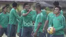 Ekspresi Beny Wahyudi usai mengolah bola sebelum sesi latihan di Hotel Grand Fourwings, (17/12/2016). (Bola.com/Vitalis Yogi Trisna)