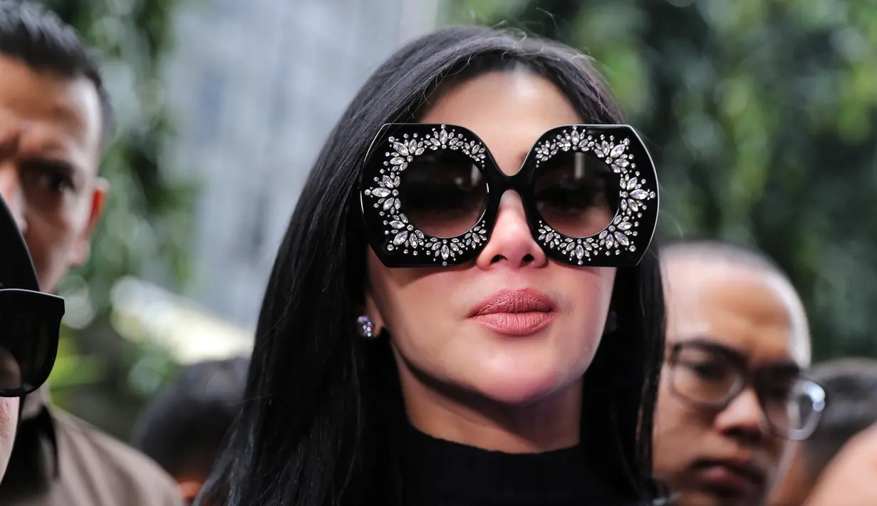 "Kalau posting profesional, Rp 100 juta per posting, dikalikan 12 hari. 12 hari kali 2 jadi 2,4 belum sama honor ikon 1 Miliar. Kalau mau profesional harus bayar 3,4 Miliar," kata Aisyahrani sebagai manajemen Syahrini. (Adrian Putra/Bintang.com)